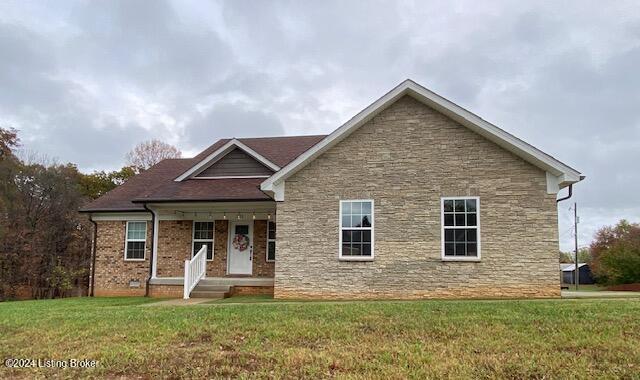 view of front facade with a front yard