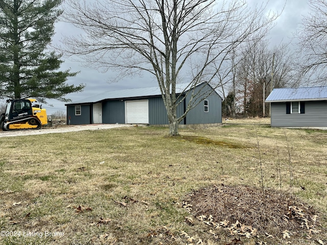 view of yard featuring an outbuilding