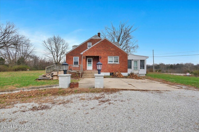 bungalow featuring a front lawn