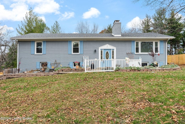 view of front facade with a front lawn