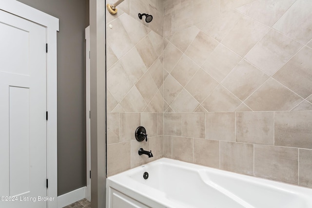 bathroom featuring tiled shower / bath