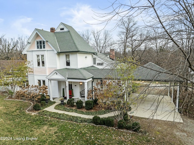 view of front of house featuring covered porch and a front yard