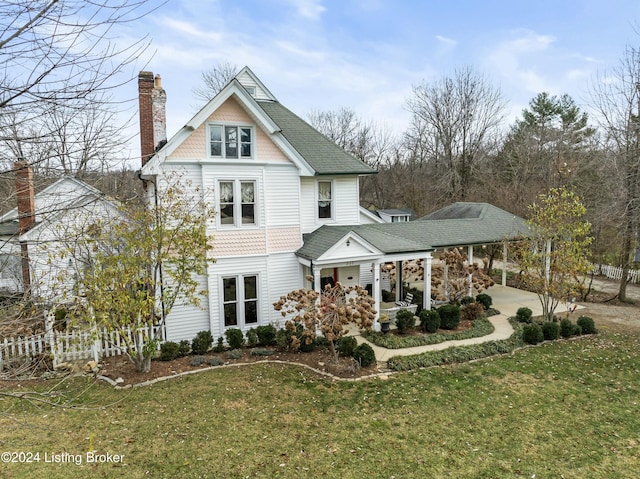 view of front of home featuring covered porch and a front lawn