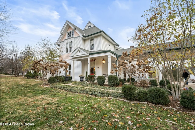 view of front of property featuring a front yard