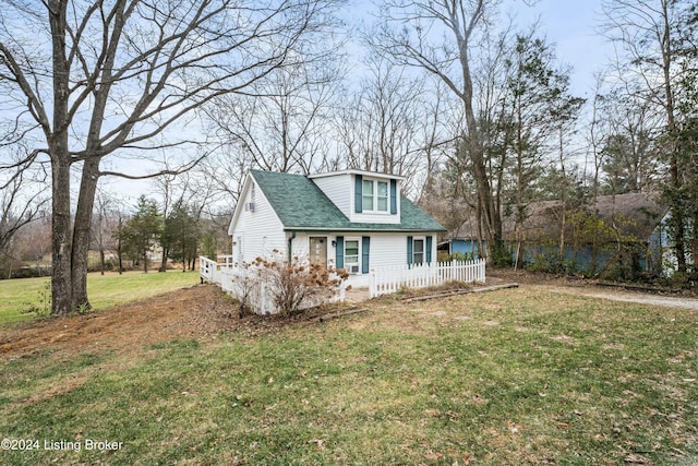 view of front of home featuring a front lawn