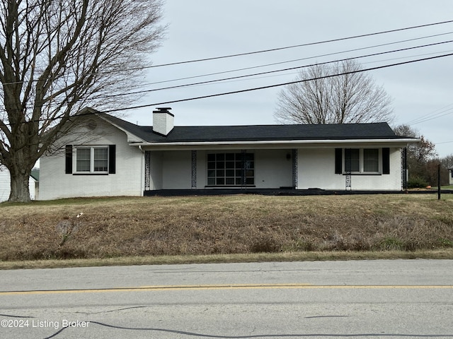 single story home featuring a front lawn