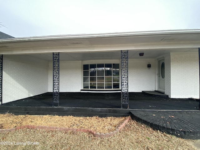 property entrance with covered porch