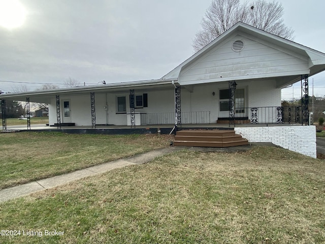 view of front of home featuring a front lawn