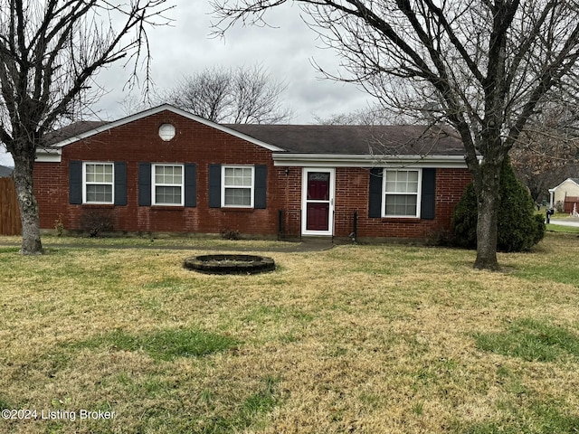 ranch-style home featuring a front lawn