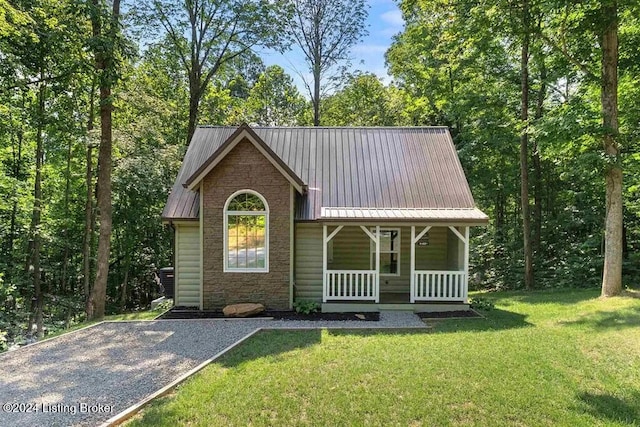 view of front facade featuring a porch and a front yard