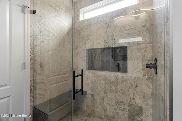 bathroom featuring a tile shower