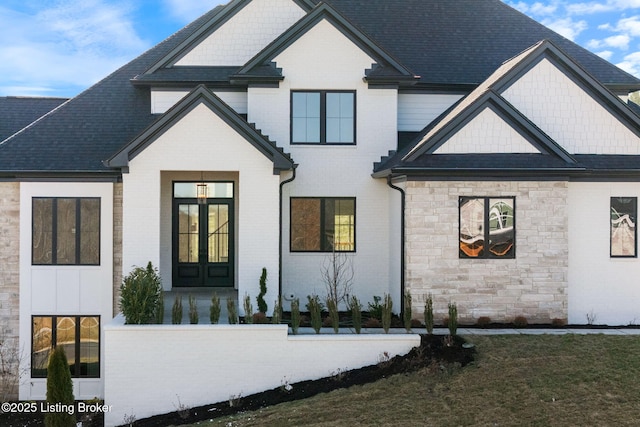 view of front of property featuring a front lawn