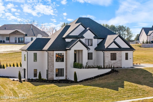 view of front of property featuring a front lawn