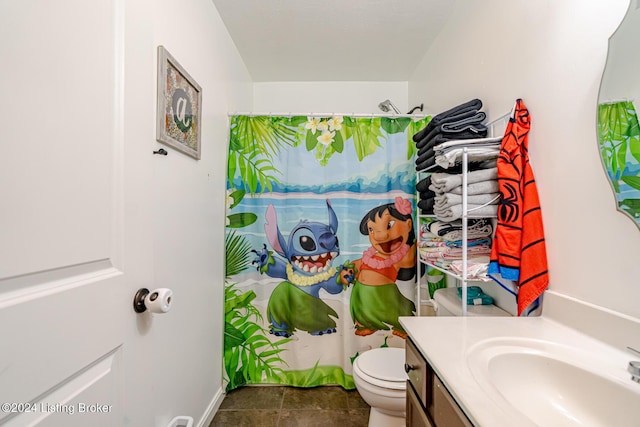 bathroom featuring a shower with shower curtain, vanity, and toilet