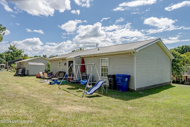 back of house featuring a lawn