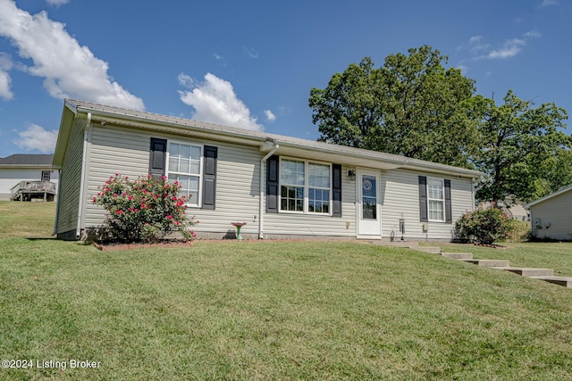 view of front facade featuring a front yard