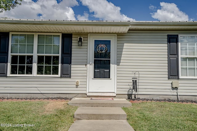 property entrance featuring a yard