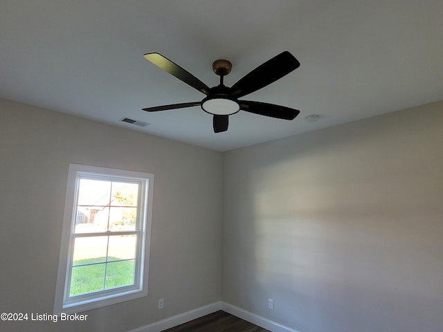 unfurnished room with dark wood-type flooring and ceiling fan