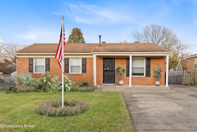 view of front of house featuring a front yard