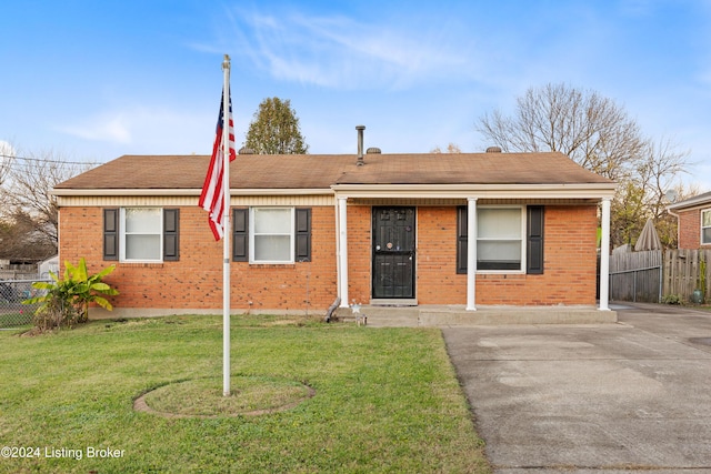 view of front facade with a front lawn