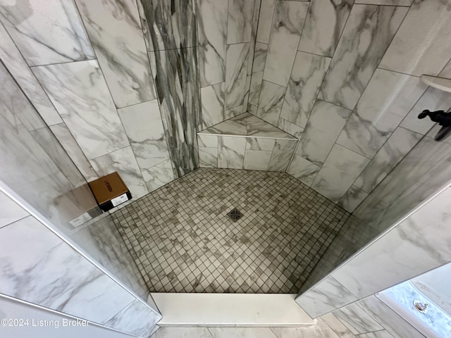 bathroom featuring tiled shower