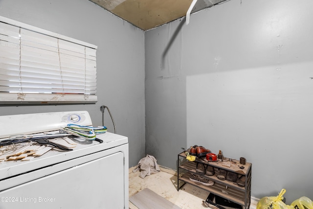 washroom with washer / clothes dryer