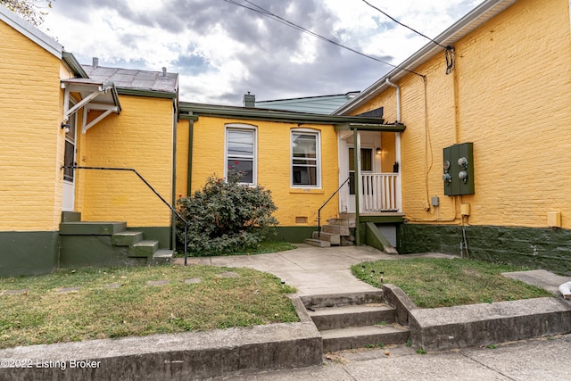 entrance to property with a yard