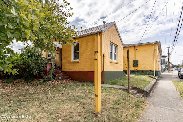 view of side of property featuring a yard