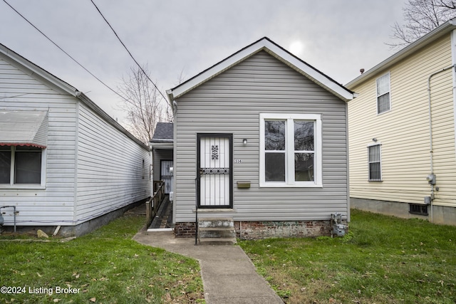 view of front of house with a front lawn