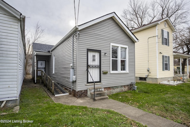 view of front facade with a front yard