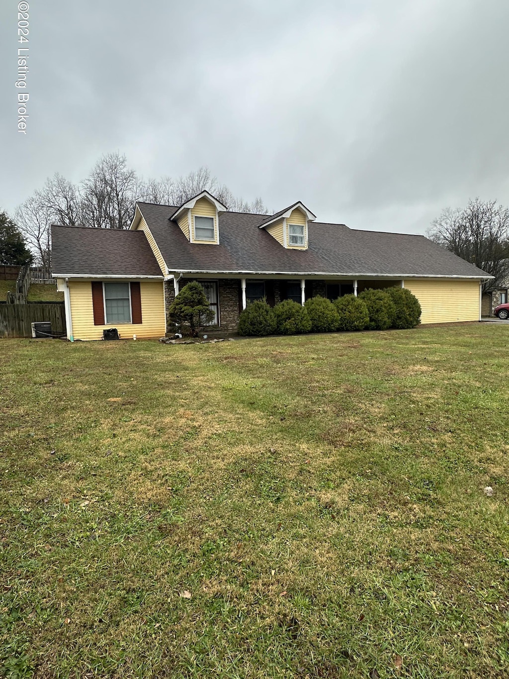 view of front of home with a front lawn