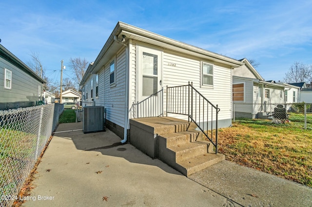 view of front facade featuring a front lawn and cooling unit