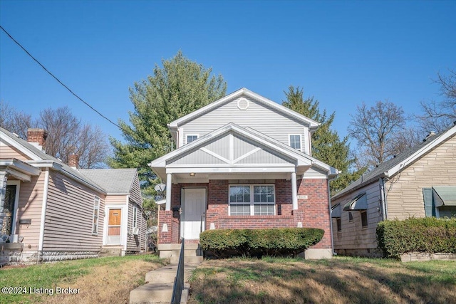 view of front of property featuring a front lawn