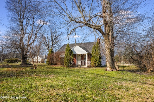 view of front of home featuring covered porch and a front lawn