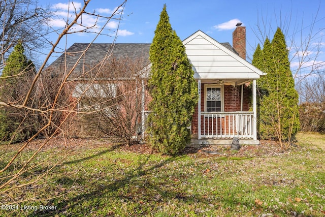 view of front facade with a porch and a front yard