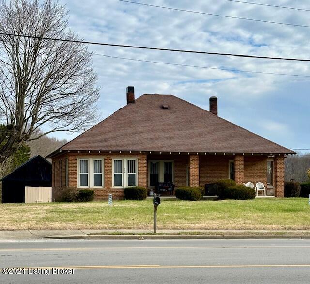 view of front of house with a front yard