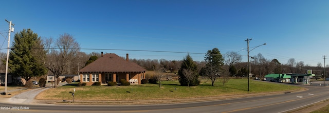 view of front facade with a front yard