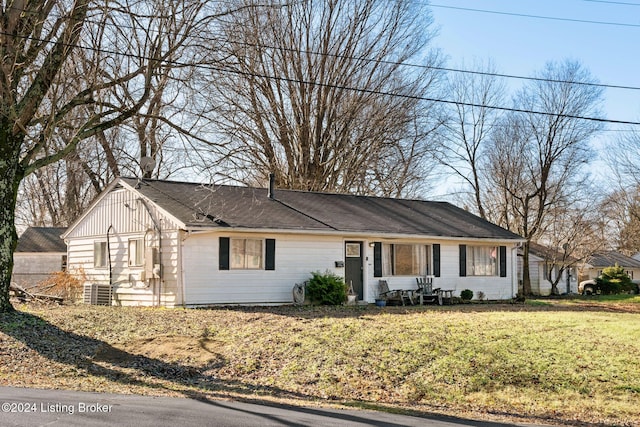 ranch-style house featuring a front yard