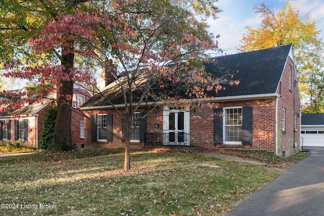 view of front of home featuring a front lawn and a garage