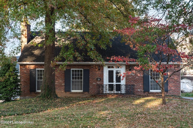 view of front of house featuring a front lawn