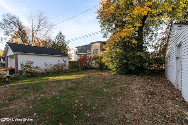 view of yard featuring a garage and an outdoor structure