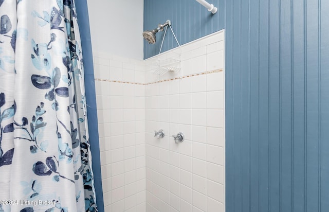 bathroom featuring a shower with shower curtain