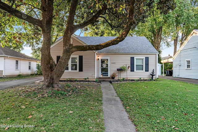 view of front of house with a front lawn