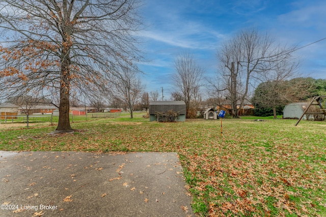 view of yard featuring a storage shed