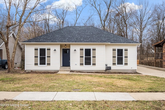 view of front of property featuring a front lawn