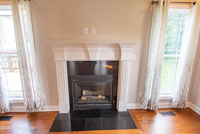 details featuring hardwood / wood-style floors