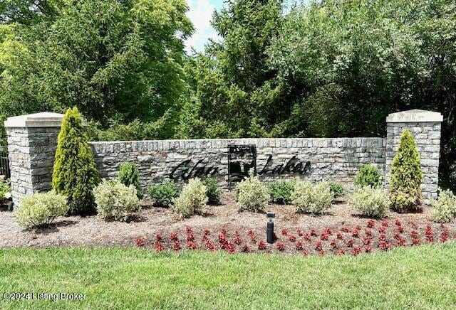 community sign with a yard