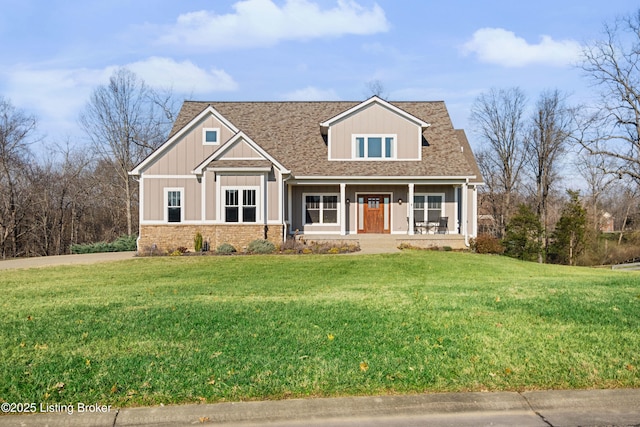 view of front facade featuring a porch and a front yard