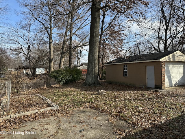 view of yard featuring a garage and an outdoor structure