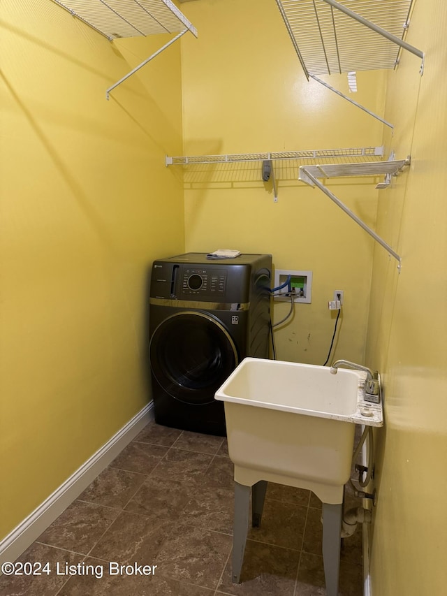 washroom with washer / clothes dryer